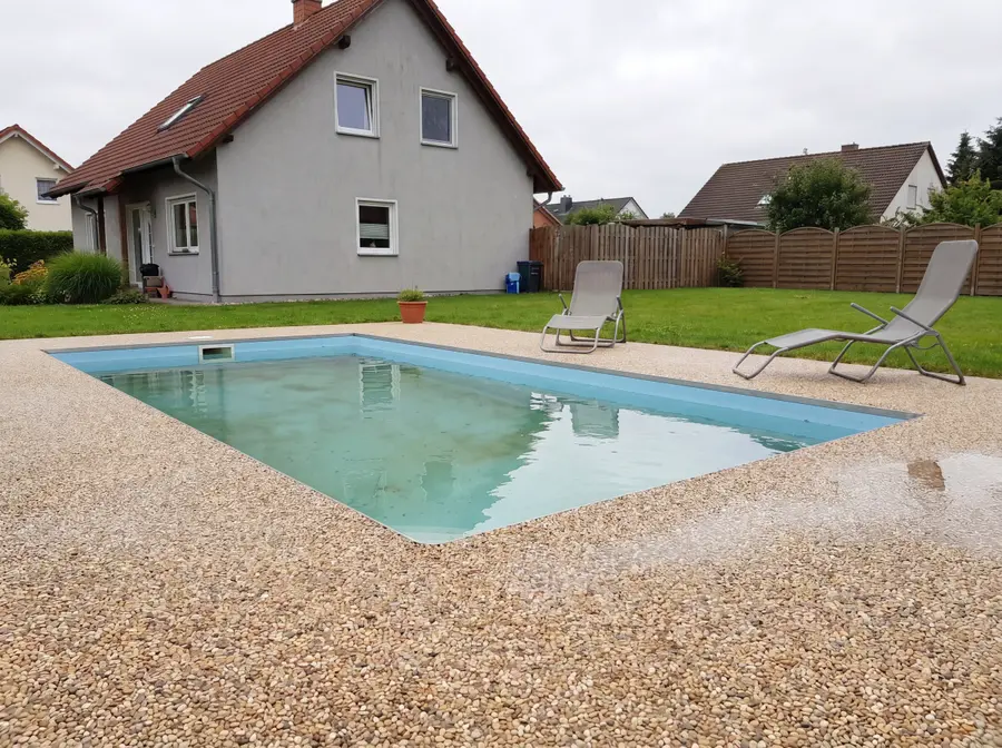 Poolumrandung mit Steinteppich