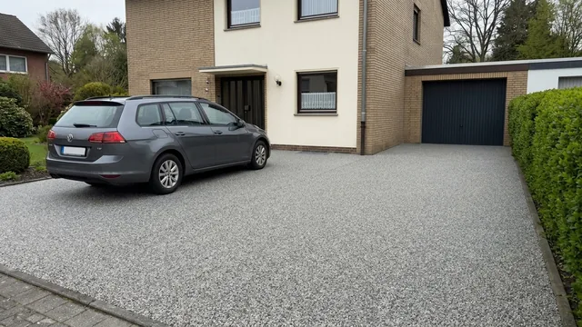 Befahrbare Einfahrt mit Steinteppich in Grau