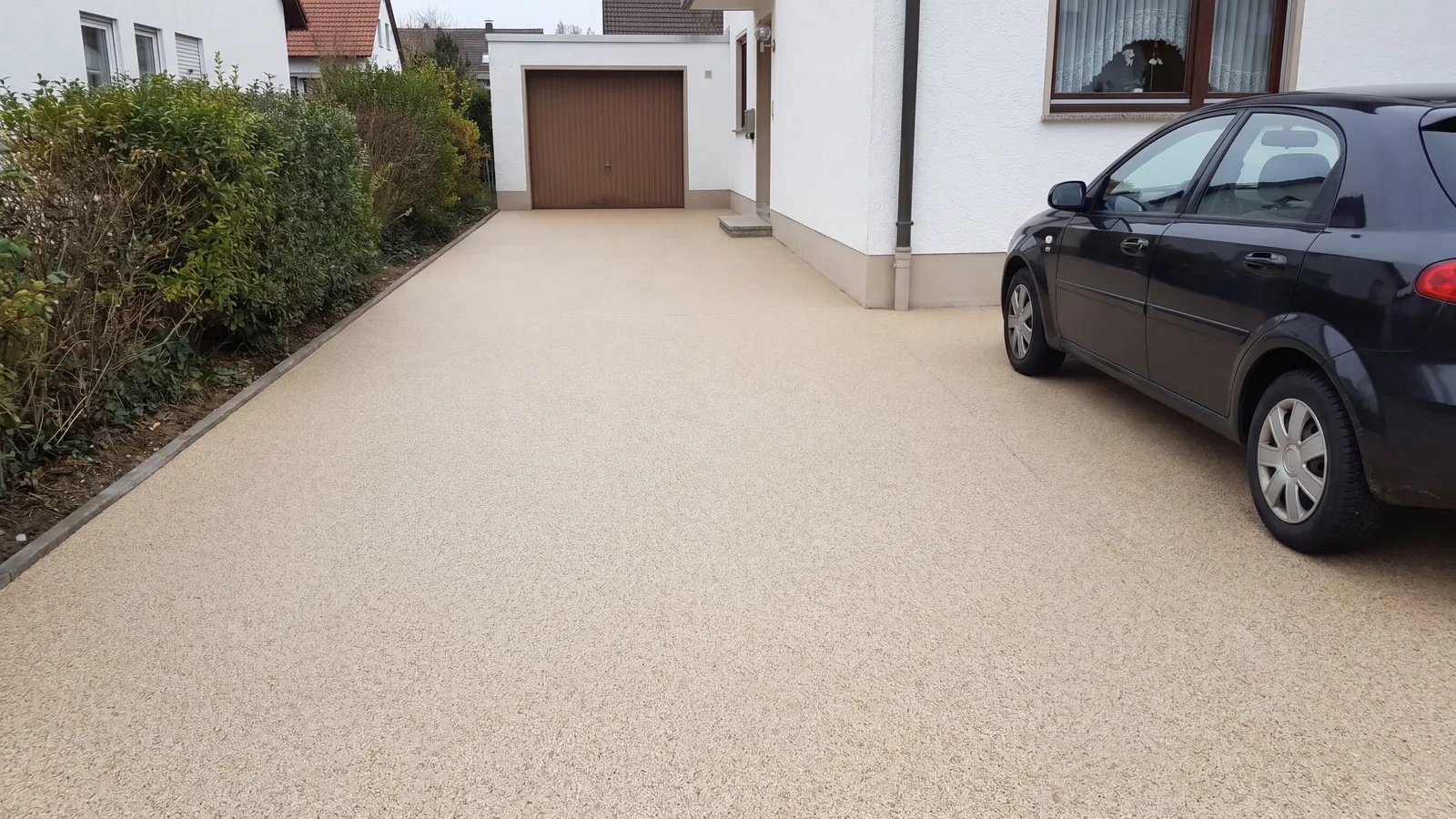 Einfahrt nach der Verlegung mit Steinteppich